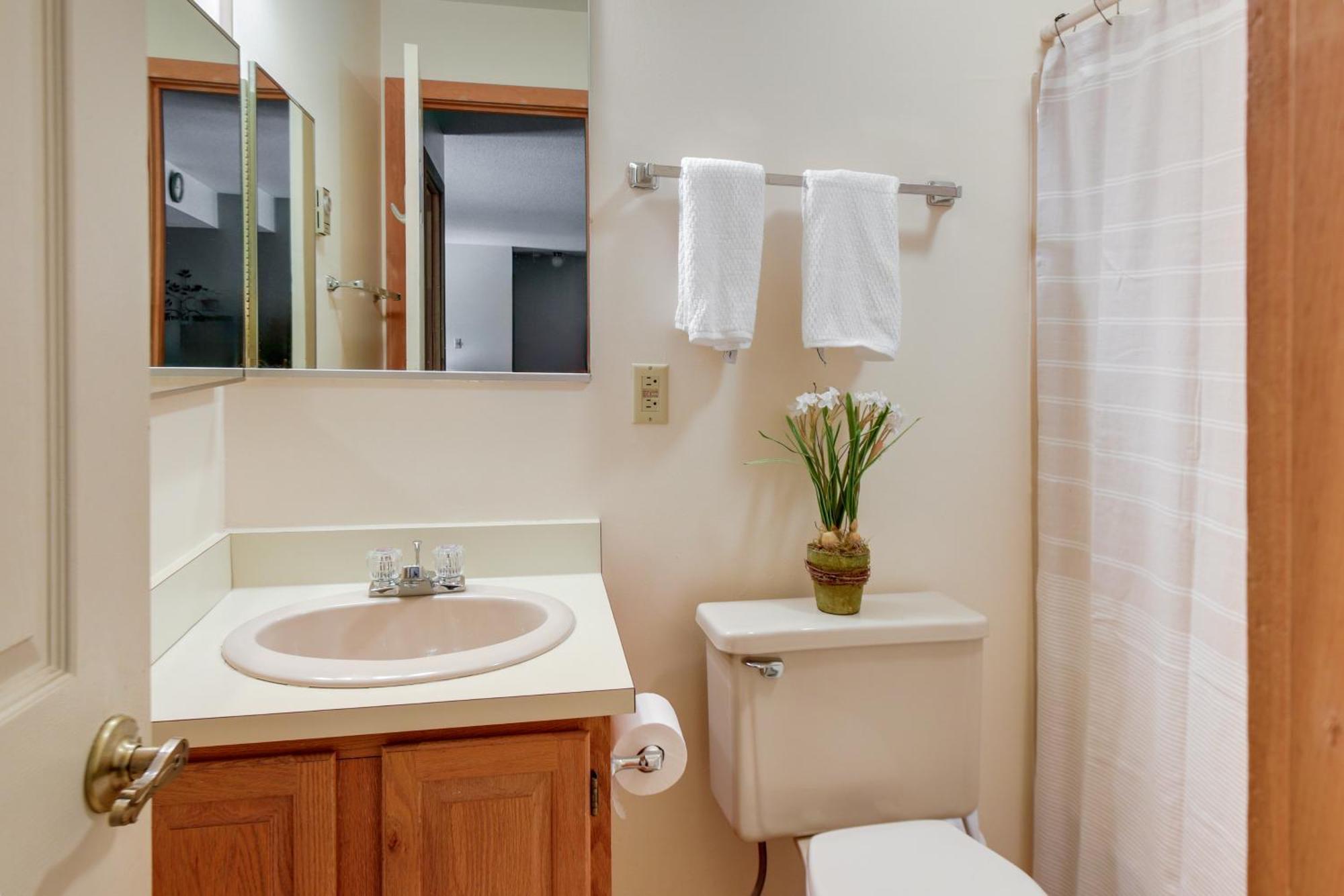 Well-Appointed Lincoln Abode Ski, Swim And Fish! Buitenkant foto